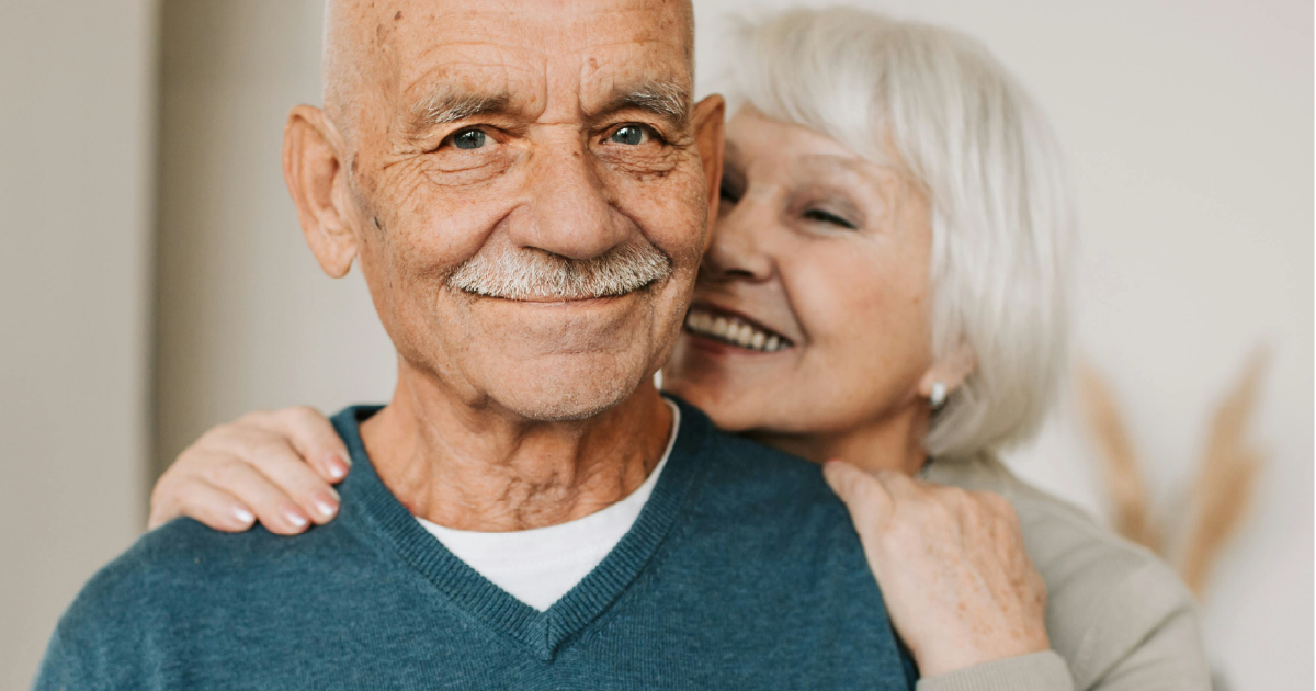 Mantelzorger biedt ondersteuning aan zieke in huiskamer – palliatieve zorg aan huis